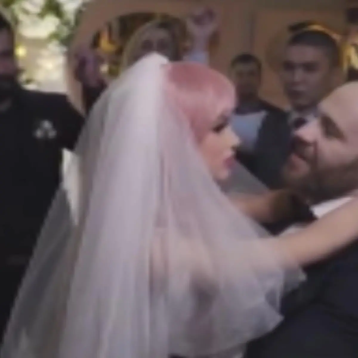 Sie sind jetzt Mann und Gummi-Frau: Bodybuilder heiratet Gummipuppe
