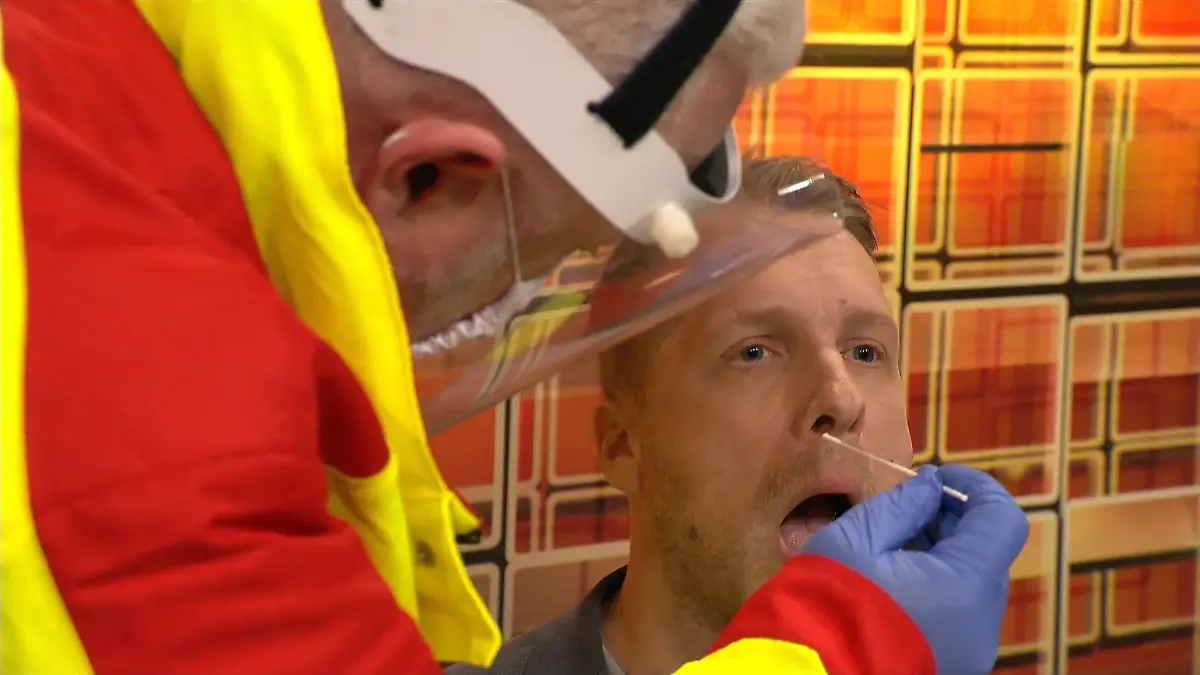 Olli und Amira machen Corona-Schnelltest "Pocher - gefährlich ehrlich"