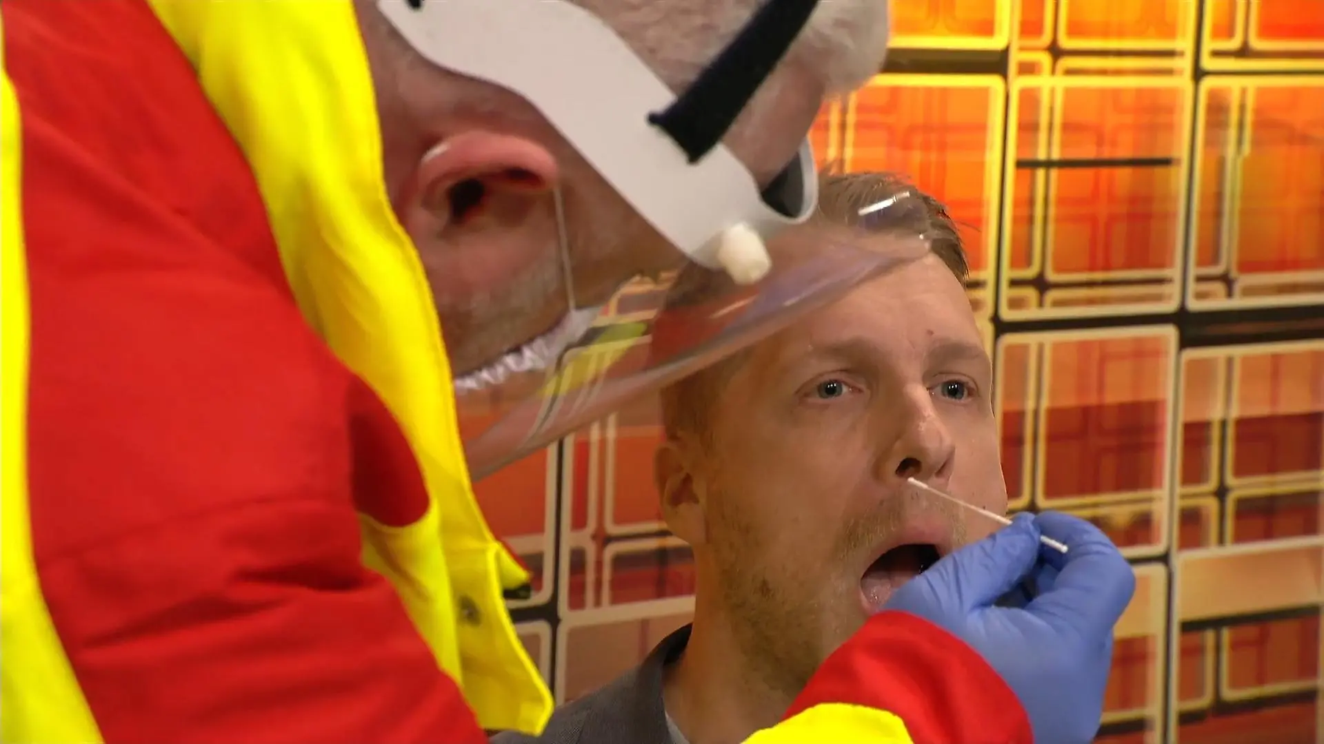 Olli und Amira machen Corona-Schnelltest "Pocher - gefährlich ehrlich"