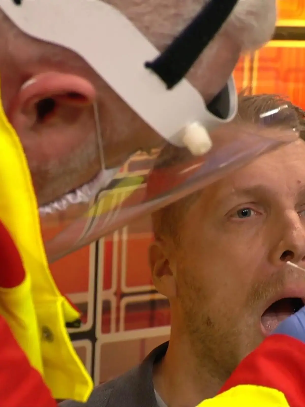 Bild zu: "Olli und Amira machen Corona-Schnelltest"