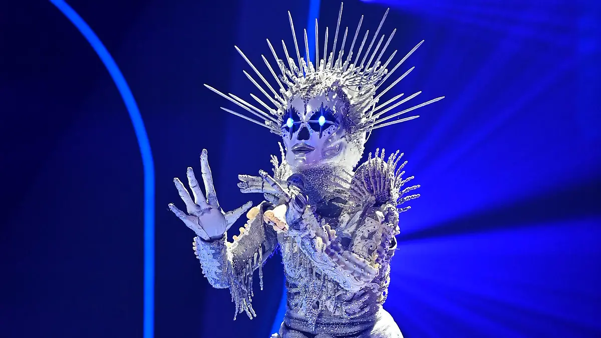 HANDOUT - 16.11.2020, Nordrhein-Westfalen, Köln: Die Figur «Das Skelett» tritt im Halbfinale der dritten Staffel der ProSieben-Show «The Masked Singer» auf. Bei «The Masked Singer» singen Prominente in aufwendigen Bühnenkostümen um die Wette. Foto: Willi Weber/ProSieben/dpa - Nur zur redaktionellen Verwendung im Zusammenhang mit der Berichterstattung über ·The Masked Singer· und mit vollständiger Urhebernennung. Das Foto darf nicht verändert und nur im vollen Ausschnitt verwendet werden. +++ dpa-Bildfunk +++