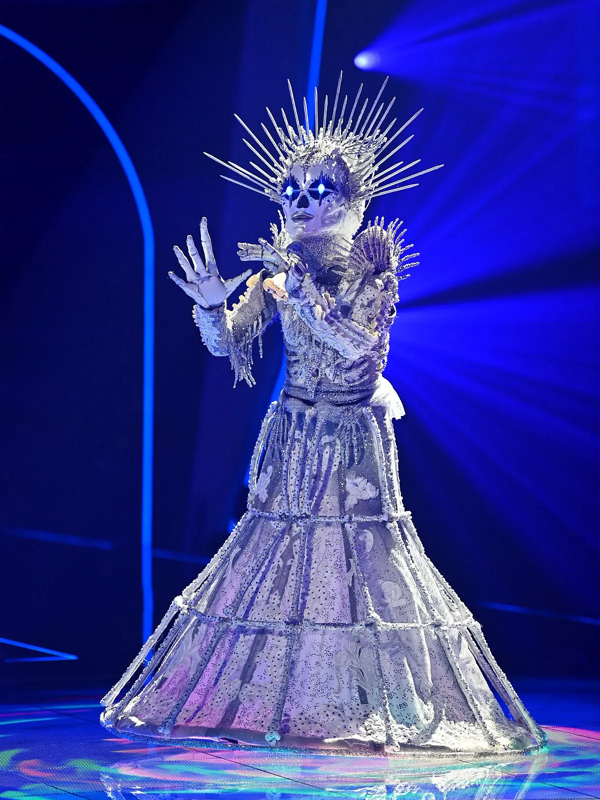HANDOUT - 16.11.2020, Nordrhein-Westfalen, Köln: Die Figur «Das Skelett» tritt im Halbfinale der dritten Staffel der ProSieben-Show «The Masked Singer» auf. Bei «The Masked Singer» singen Prominente in aufwendigen Bühnenkostümen um die Wette. Foto: Willi Weber/ProSieben/dpa - Nur zur redaktionellen Verwendung im Zusammenhang mit der Berichterstattung über ·The Masked Singer· und mit vollständiger Urhebernennung. Das Foto darf nicht verändert und nur im vollen Ausschnitt verwendet werden. +++ dpa-Bildfunk +++