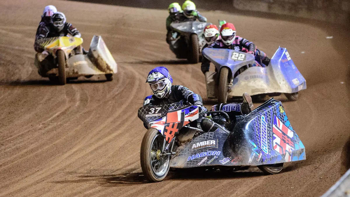 Manchester Masters Sidecar Speedway and Flat Track Racing Mark Cossar & Gareth Williams Blue leads Will Penfold & Ricky Pay Red Tom Cossar & Wayne Rickards White and Gareth Winterburn & Bradley Atkinson Yellow during the Manchester Masters Sidecar Speedway and Flat Track Racing at the National Speedway Stadium, Manchester on Saturday 30th October 2021. Phobo by Ian Charles/MI News/NurPhoto Manchester United Kingdom PUBLICATIONxNOTxINxFRA Copyright: xMIxNewsx fletcher-manchest211030_npoYe