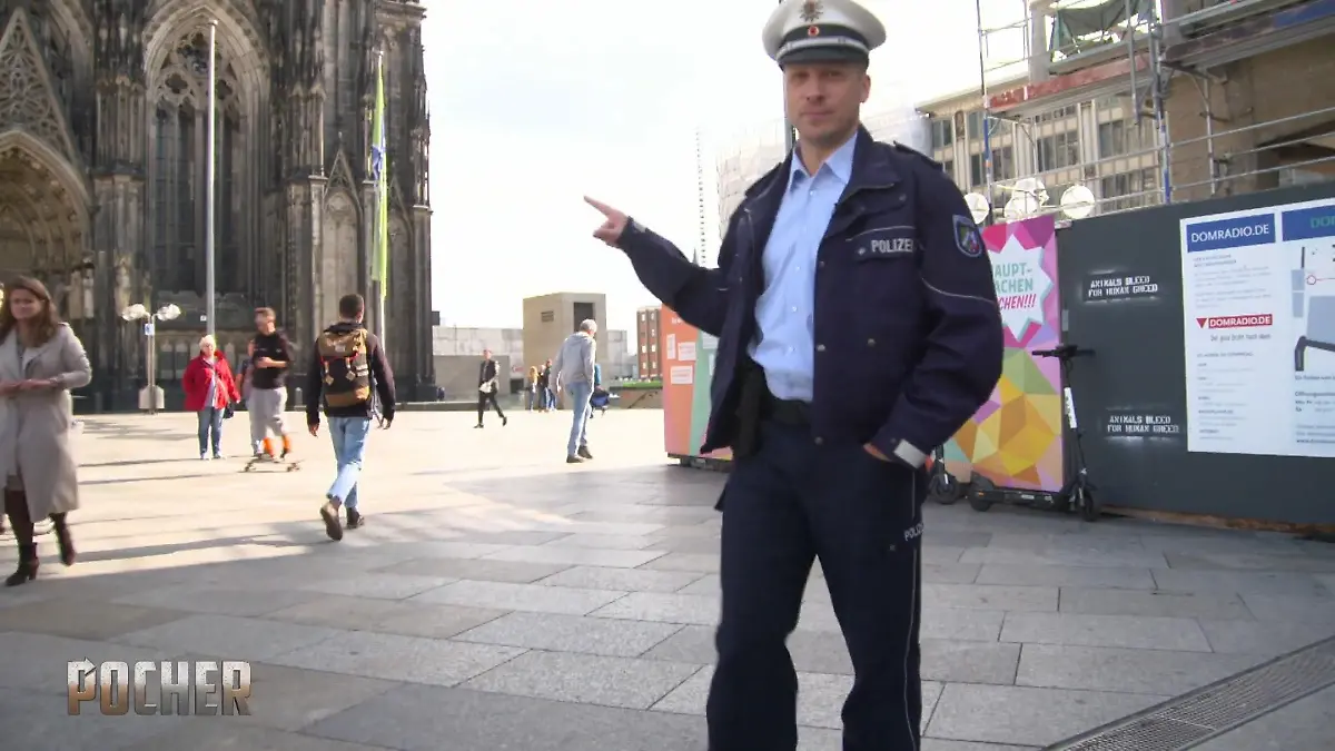 Oliver Pocher geht als Fake-Polizist auf Streife Pocher auf Streife