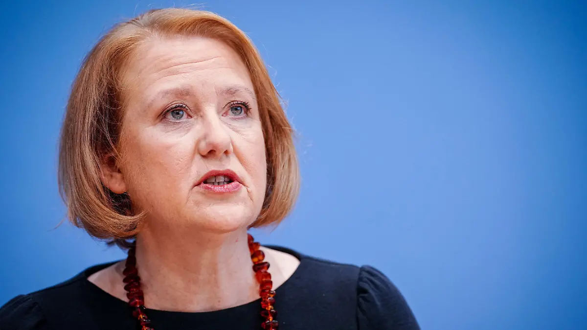 ARCHIV - 24.11.2022, Berlin: Lisa Paus (Bündnis 90/Die Grünen), Bundesministerin für Familie, Senioren, Frauen und Jugend, bei einer Pressekonferenz. (zu dpa: «Frauenministerin vor UN: «Ära des digitalen Feminismus» nötig») Foto: Kay Nietfeld/dpa +++ dpa-Bildfunk +++