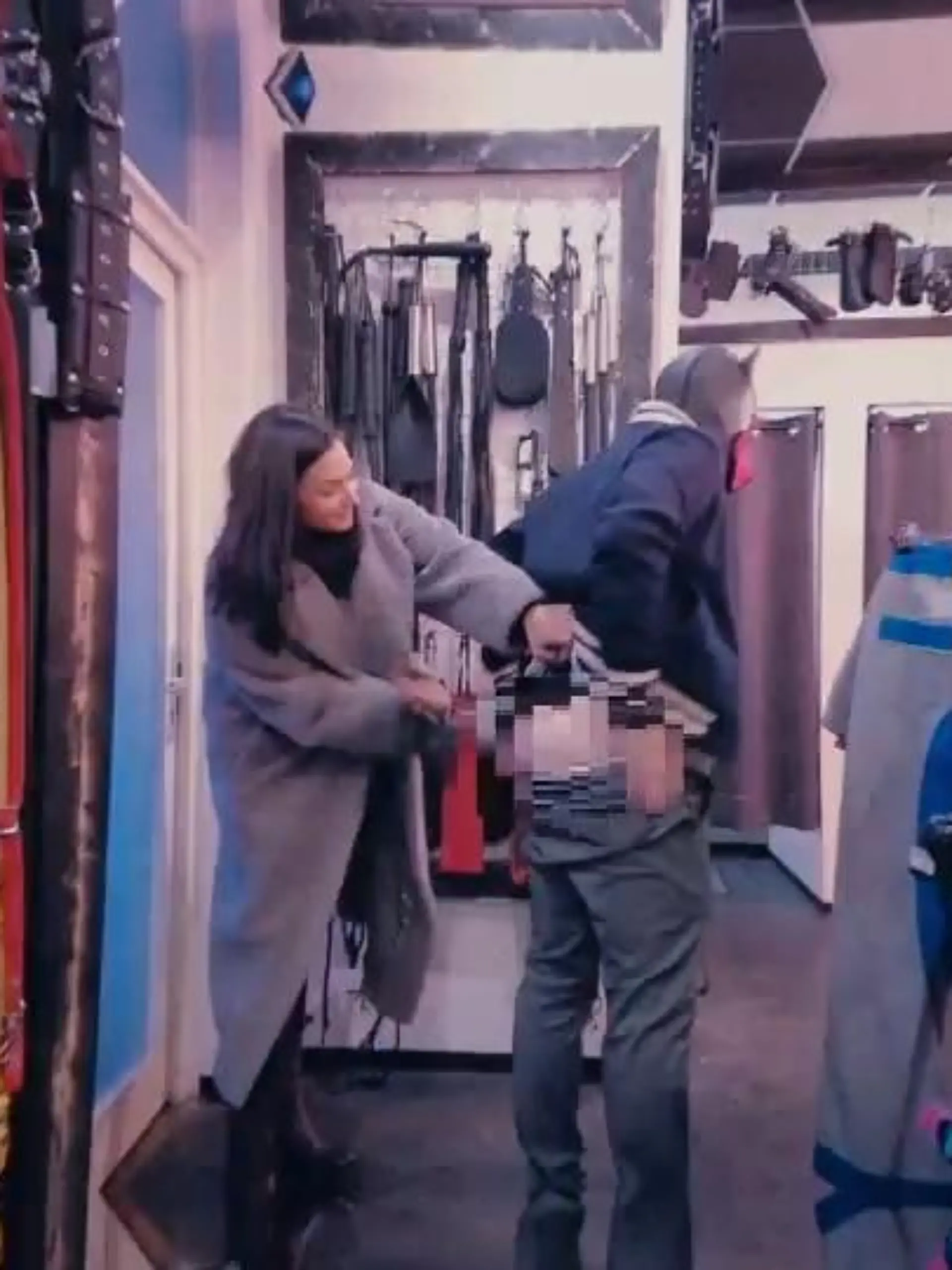 Oliver und Amira Pocher besuchen für ihre Show "Pocher - gefährlich ehrlich" einen Fetisch-Laden.
