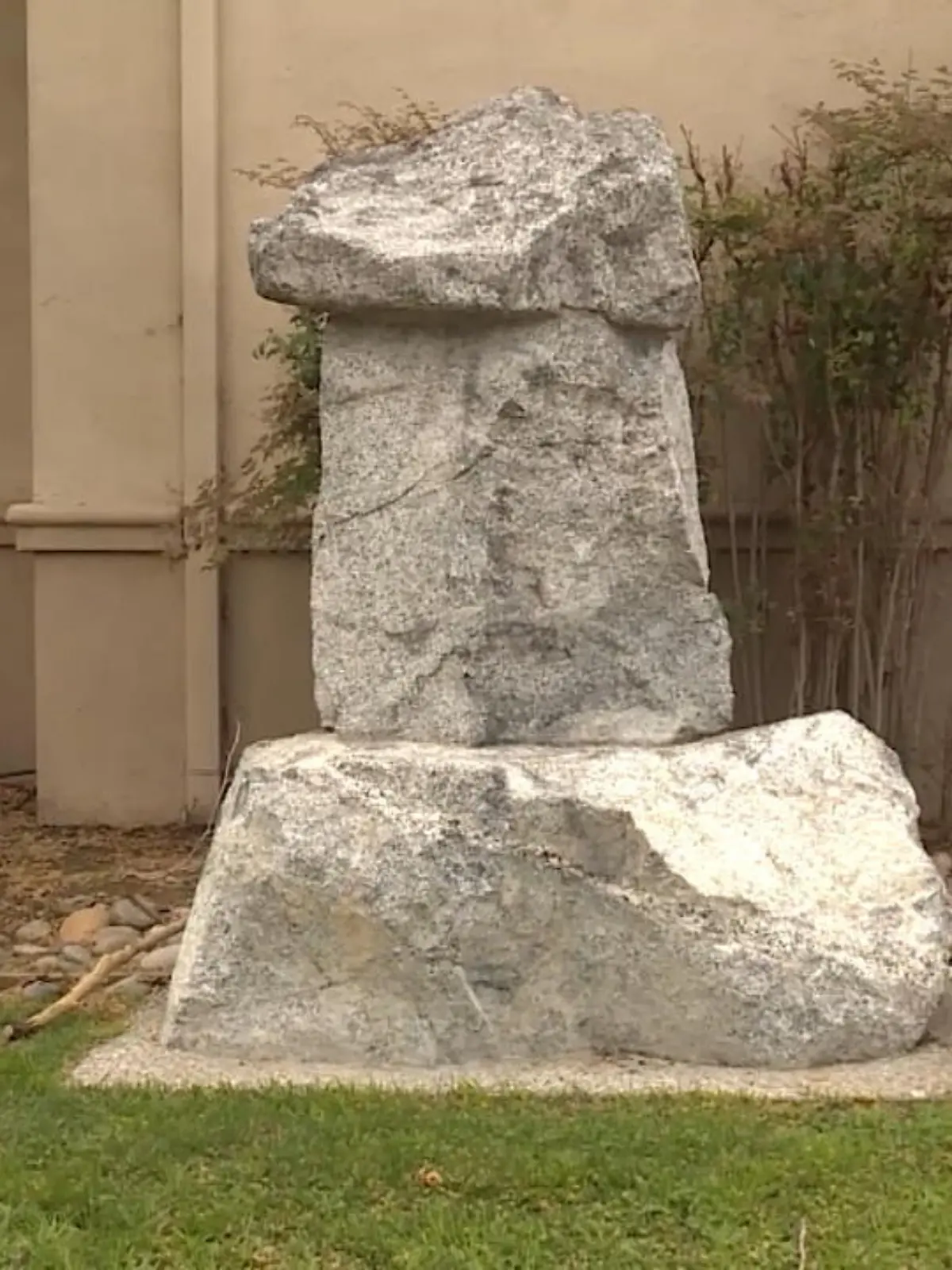 Seit 30 Jahren steht eine Stein-Skulptur vor dem Verwaltungsgebäude in San Benito County, doch mittlerweile laufen einige Anwohner Sturm. Der Grund? Sie finden, dass der Stein aussieht wie ein Penis.