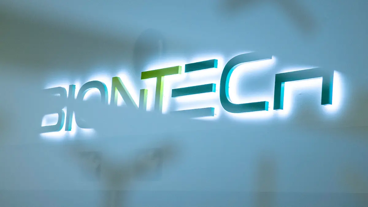 ARCHIV - 27.03.2021, Hessen, Marburg: Das Logo der Firma Biontech am neuen Produktionsstandort in Marburg. Das Mainzer Unternehmen Biontech will in den kommenden Jahren einen mRNA-Impfstoff gegen Malaria entwickeln. (zu dpa «Biontech will Malaria-Impfstoff entwickeln») Foto: Boris Roessler/dpa +++ dpa-Bildfunk +++