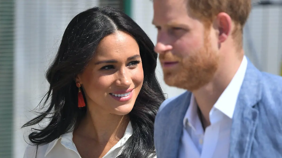 ARCHIV - 02.10.2019, Südafrika, Johannesburg: Herzogin Meghan und der britische Prinz kommen zu einem Besuch im Tembisa-Township in der Nähe von Johannesburg an. Am 4. August wird Meghan 39 Jahre alt. (zu dpa "Auf der Suche nach der neuen Rolle - Meghan wird 39 Jahre alt") Foto: Dominic Lipinski/PA Wire/dpa +++ dpa-Bildfunk +++