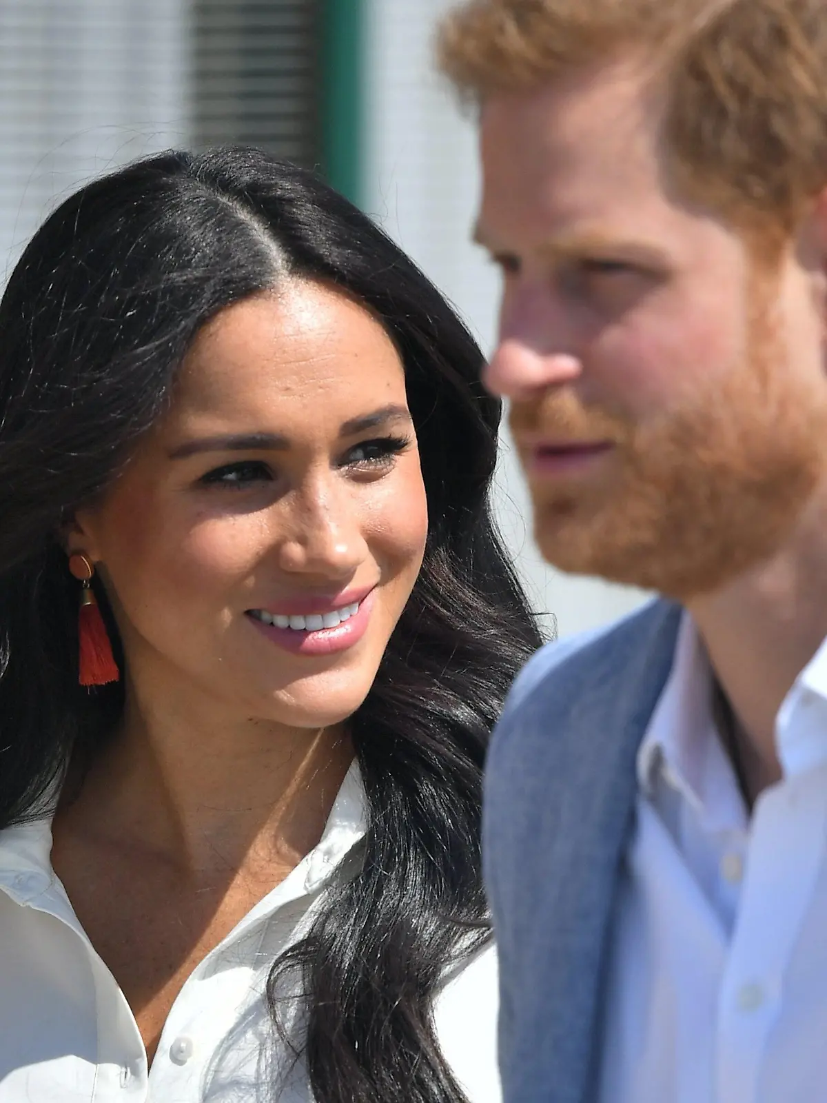 ARCHIV - 02.10.2019, Südafrika, Johannesburg: Herzogin Meghan und der britische Prinz kommen zu einem Besuch im Tembisa-Township in der Nähe von Johannesburg an. Am 4. August wird Meghan 39 Jahre alt. (zu dpa "Auf der Suche nach der neuen Rolle - Meghan wird 39 Jahre alt") Foto: Dominic Lipinski/PA Wire/dpa +++ dpa-Bildfunk +++