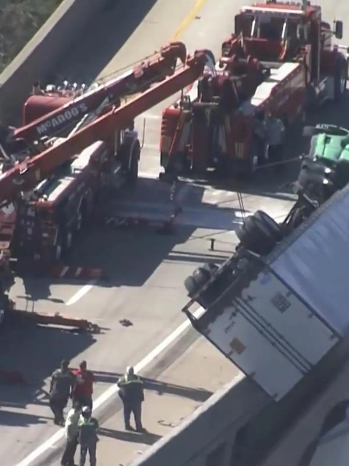 Im US-Bundesstaat Pennsylvania hängt am Mittwoch ein LKW kopfüber von einer Brücke, droht abzustürzen. Was den Unfall verursacht? Unklar. Besonders dramatisch: Teile der Ladung stürzen auf die Fahrbahn darunter.