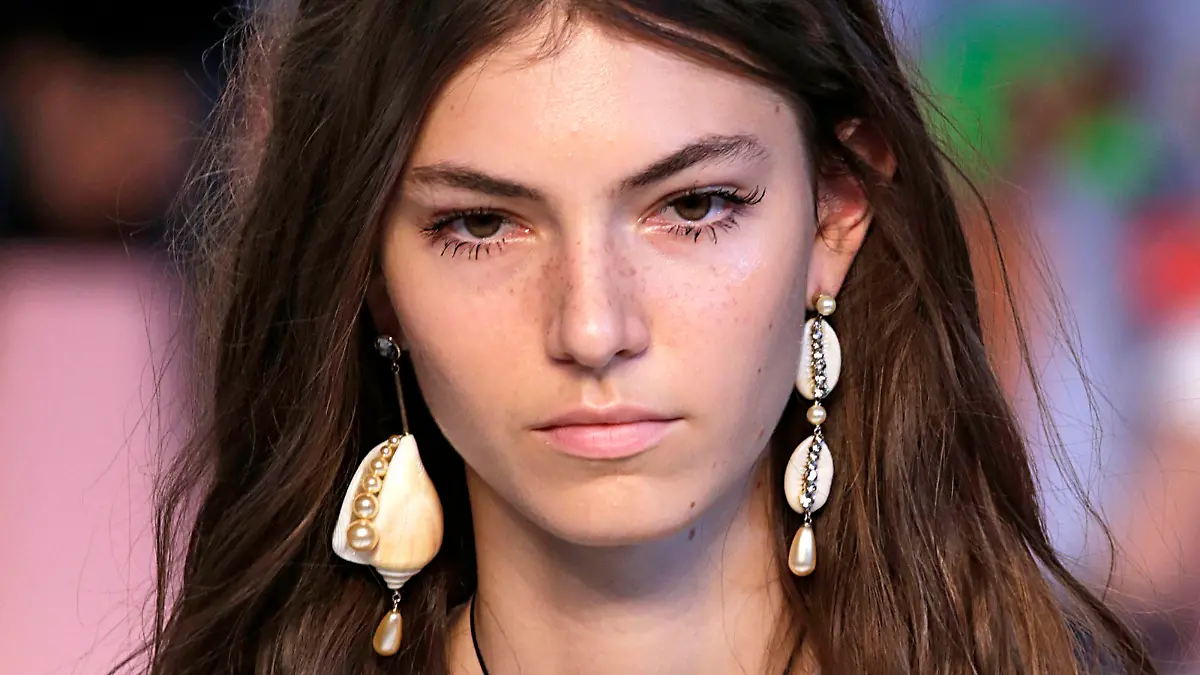 Etro Model mit Muschel Ohrring