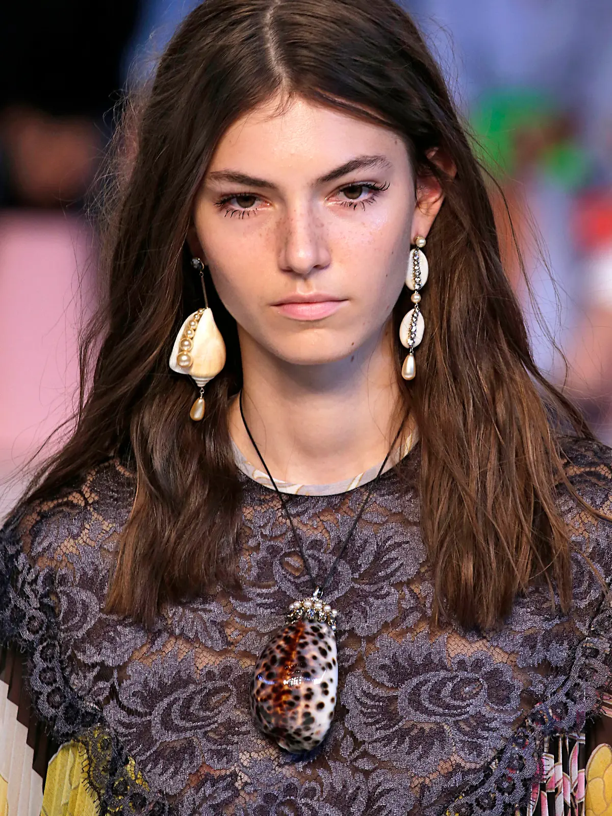 Etro Model mit Muschel Ohrring