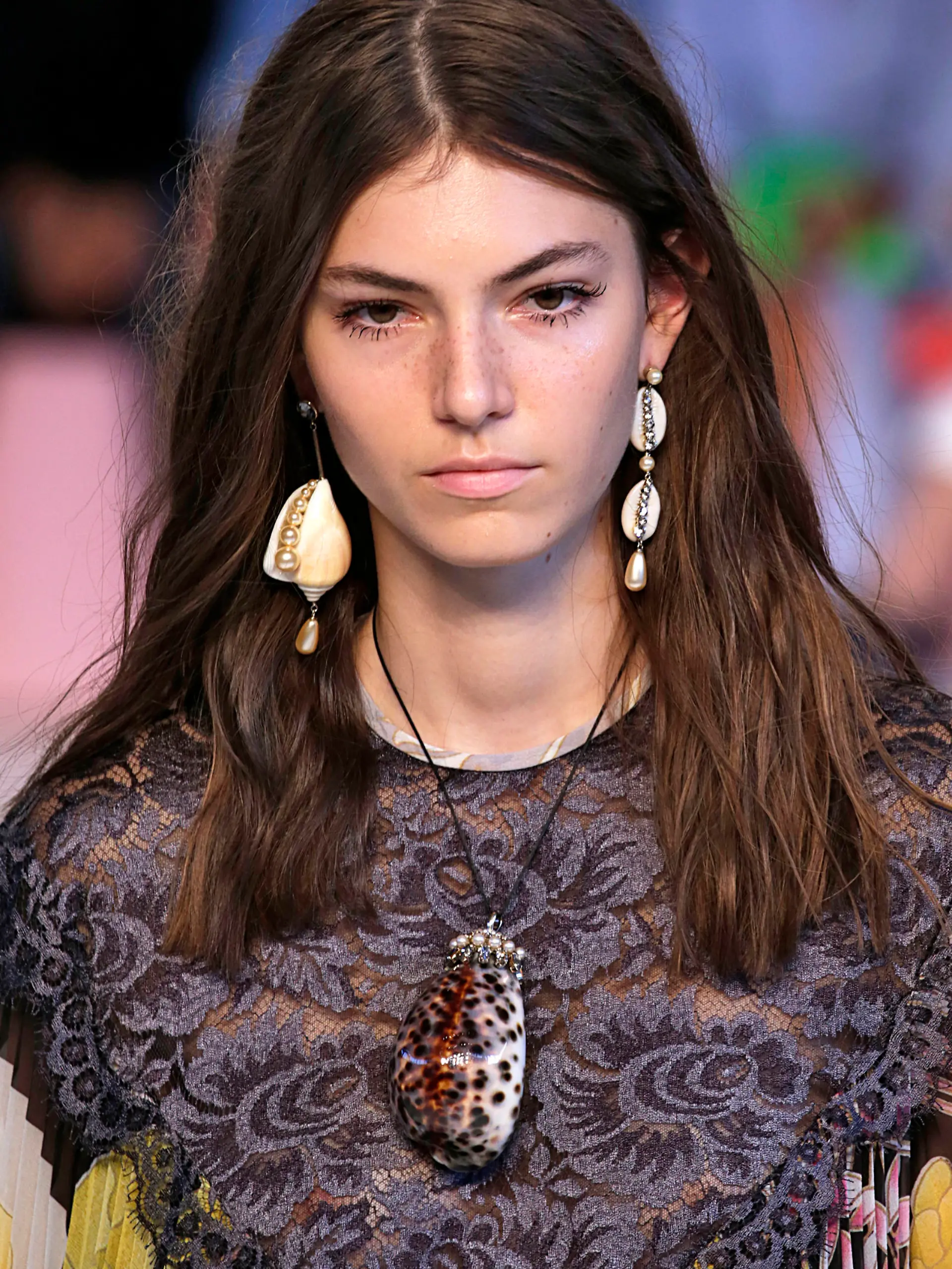 Etro Model mit Muschel Ohrring