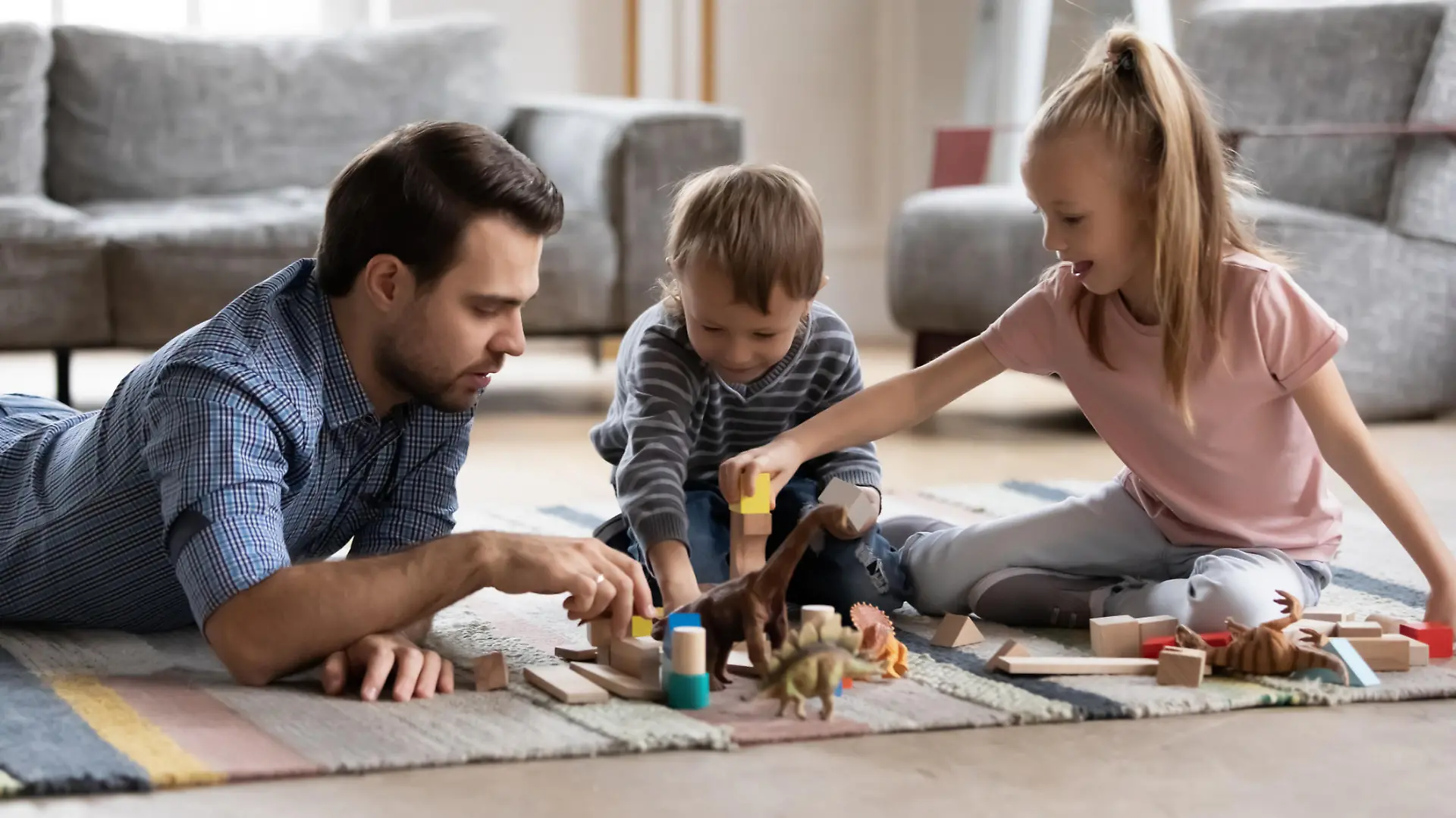 Vater spielt mit Kindern