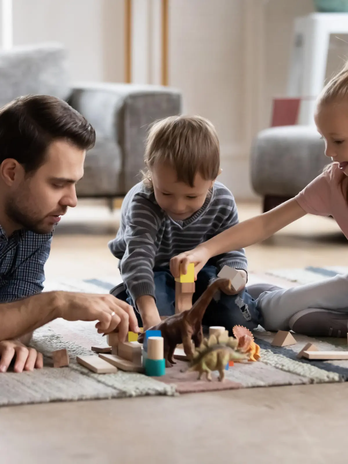 Vater spielt mit Kindern