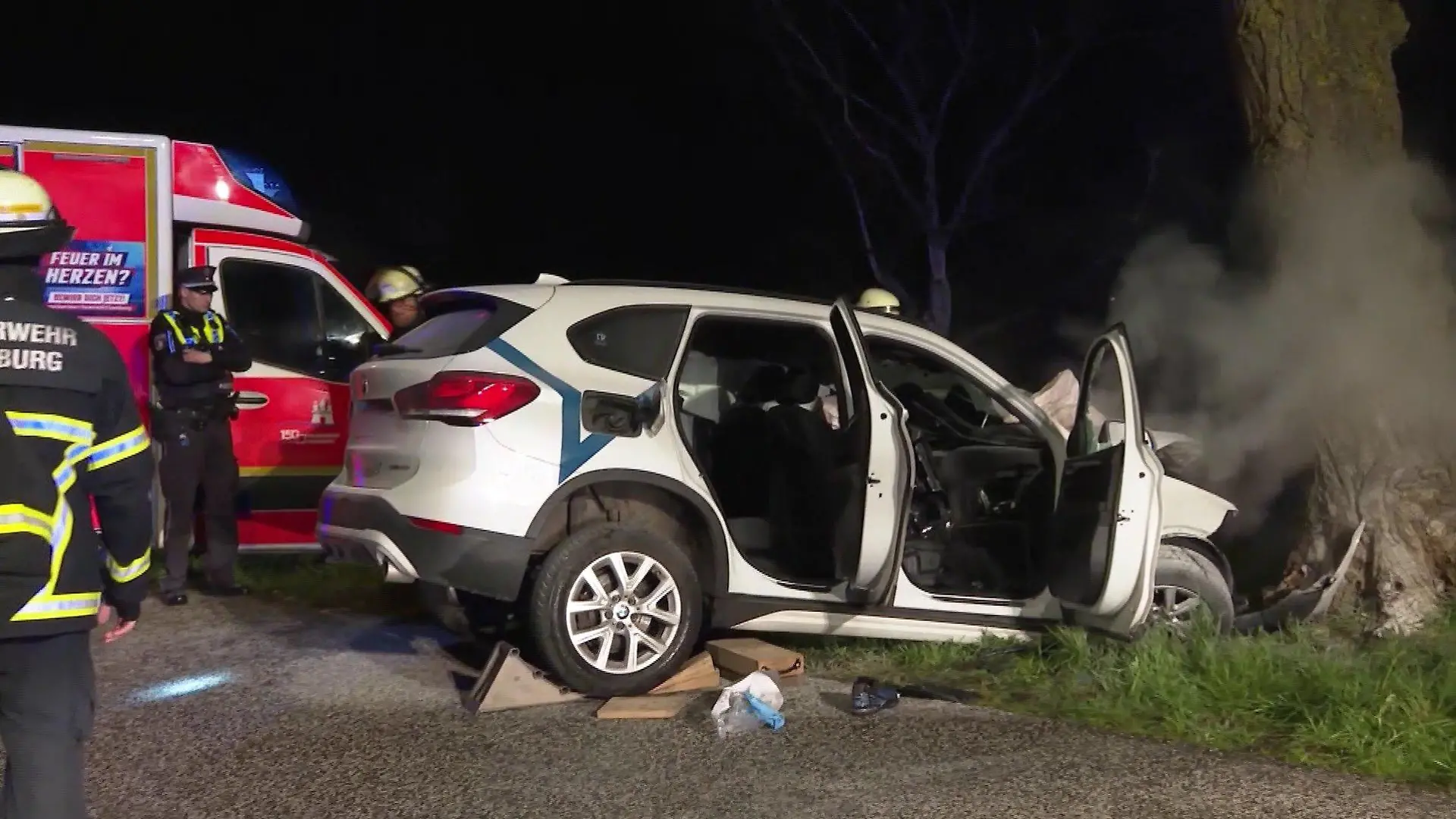 Die Einsatzkräfte befreiten den Fahrer aus dem zertrümmerten Vorderteil des Autos und versuchten sofort, ihn zu reanimieren.
