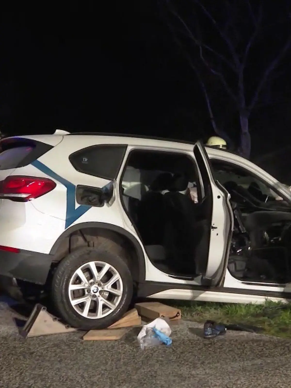 Die Einsatzkräfte befreiten den Fahrer aus dem zertrümmerten Vorderteil des Autos und versuchten sofort, ihn zu reanimieren.