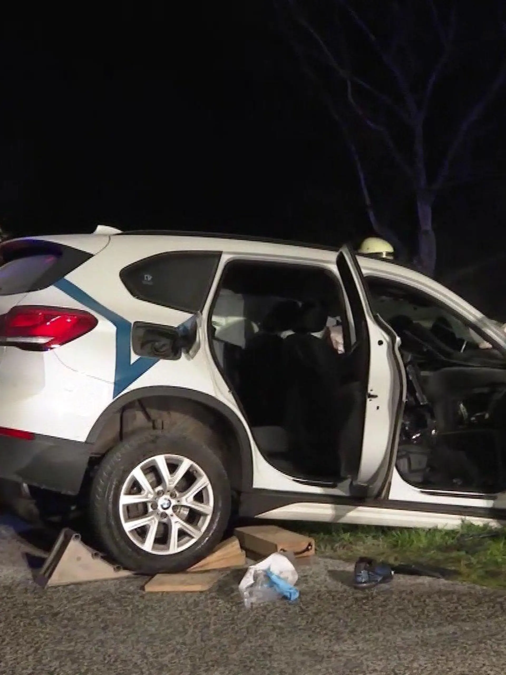 Die Einsatzkräfte befreiten den Fahrer aus dem zertrümmerten Vorderteil des Autos und versuchten sofort, ihn zu reanimieren.