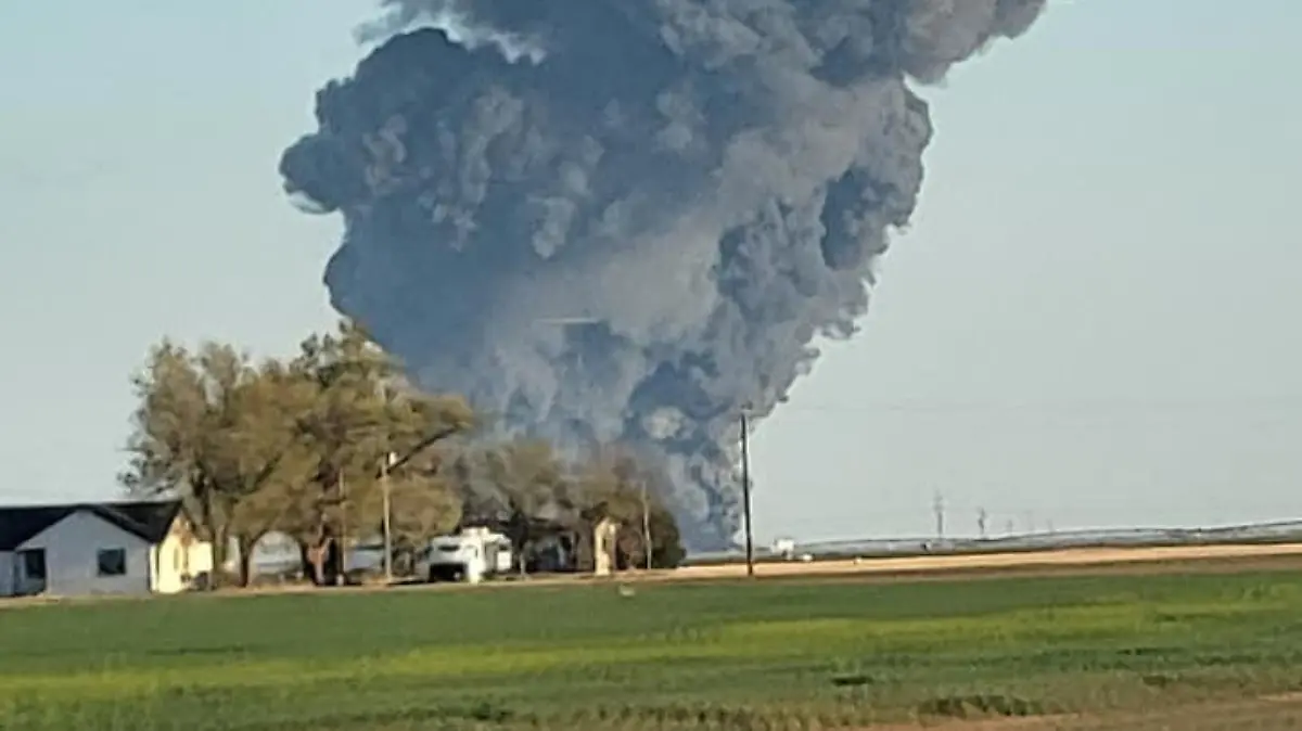 Smoke rises at the Southfork Dairy Farms, after an explosion and a fire killed around 18,000 cows, near Dimmitt, Texas, U.S., April 11, 2023, in this picture obtained from social media. Castro County Emergency Management/Local News X/TMX/via REUTERS THIS IMAGE HAS BEEN SUPPLIED BY A THIRD PARTY. MANDATORY CREDIT. NO RESALES. NO ARCHIVES.