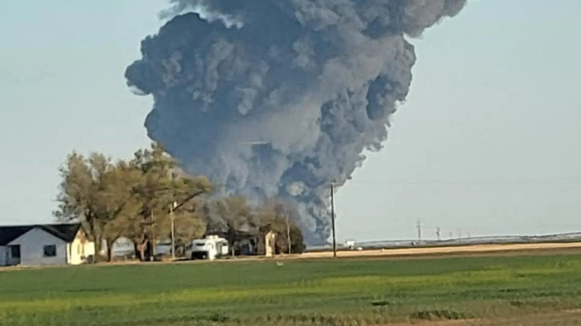 Smoke rises at the Southfork Dairy Farms, after an explosion and a fire killed around 18,000 cows, near Dimmitt, Texas, U.S., April 11, 2023, in this picture obtained from social media. Castro County Emergency Management/Local News X/TMX/via REUTERS THIS IMAGE HAS BEEN SUPPLIED BY A THIRD PARTY. MANDATORY CREDIT. NO RESALES. NO ARCHIVES.