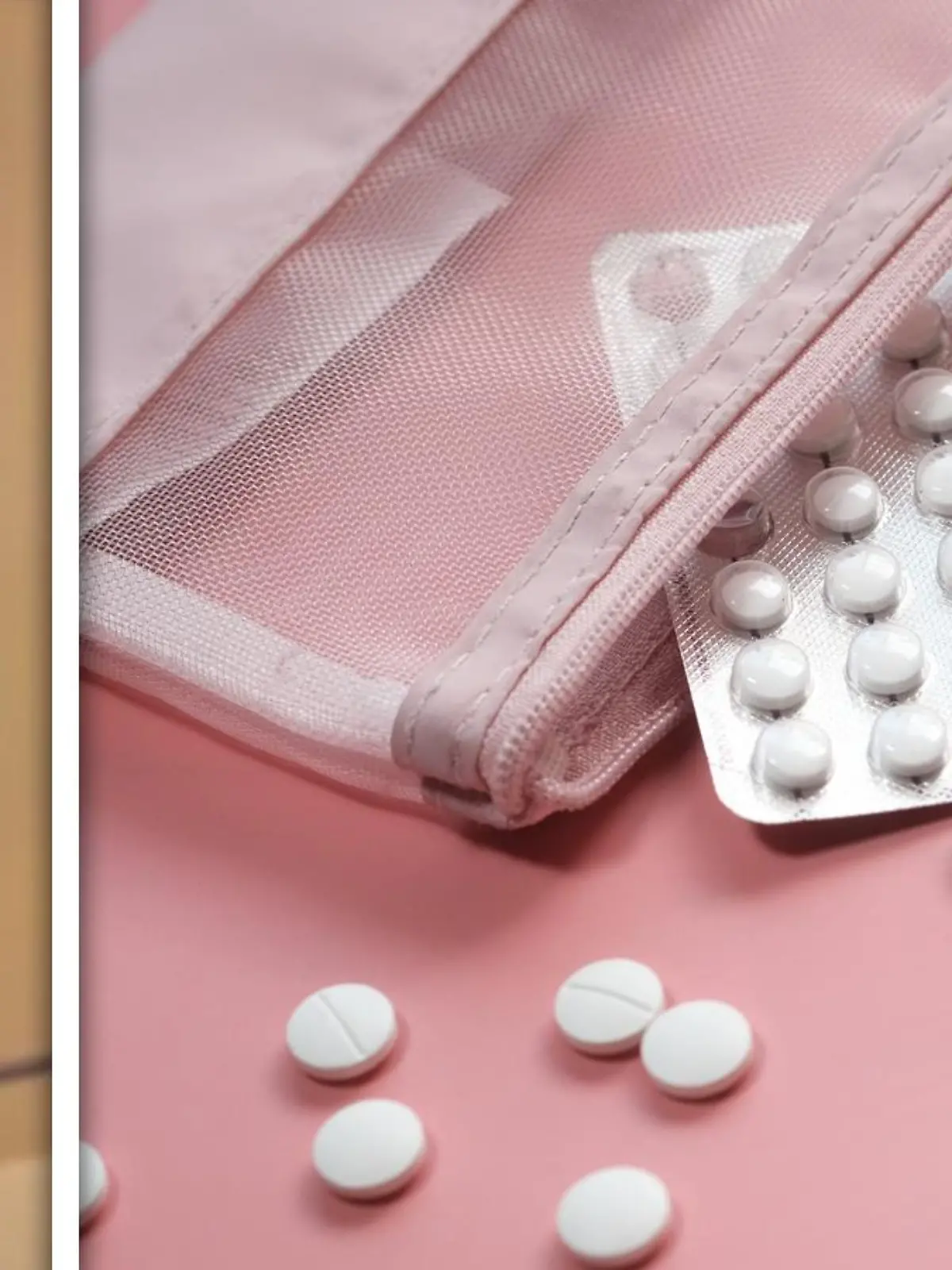 Ein Mädchen, das seinen Pferdeschwanz zeigt und daneben eine Anti-Baby-Pillen-Packung.