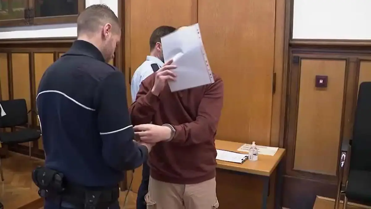 31-Jähriger am 12.. April 2023 vor dem Landgericht Kleve. Er hat im Rausch seine Adoptiv-Oma vergewaltigt.
