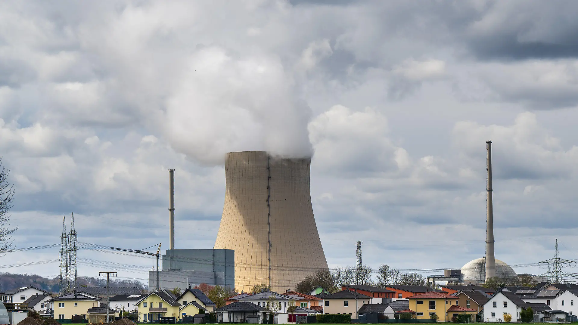13.04.2023, Bayern, Essenbach: Wasserdampf steigt aus dem Kühlturm des Kernkraftwerks Isar 2. Laut Atomgesetz soll die endgültige Abschaltung des Kraftwerkes am 15. April erfolgen. Foto: Peter Kneffel/dpa +++ dpa-Bildfunk +++