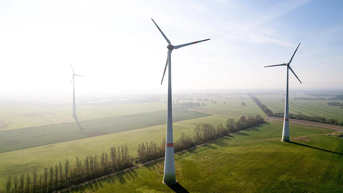 Windkraftanlagen in einem Windpark am 10. April 2023 bei Linthe in Brandenburg. Windpark in Brandenburg *** Wind turbines in a wind farm on 10 April 2023 near Linthe in Brandenburg wind farm in Brandenburg