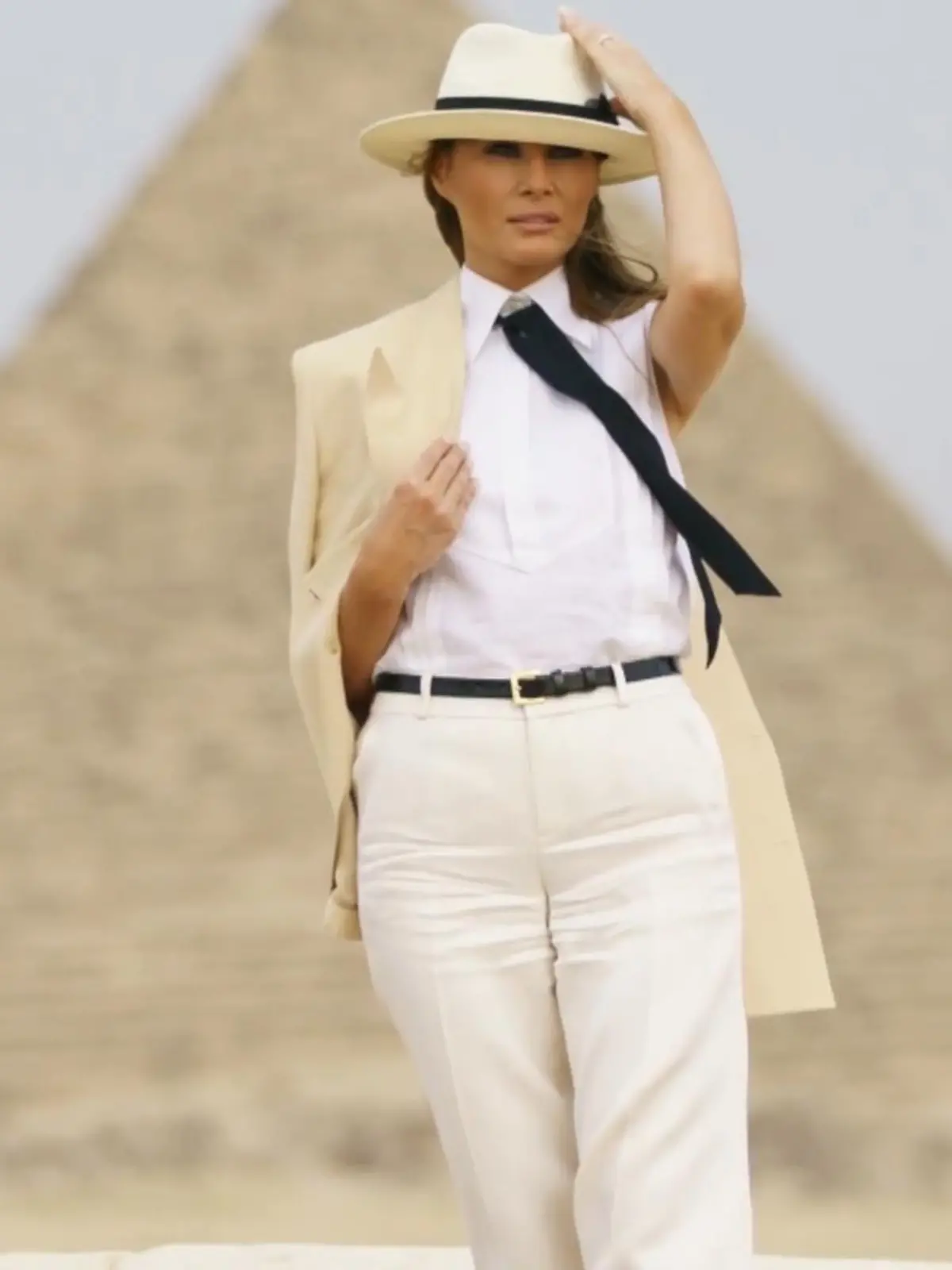 Bild zu: "Melania Trumps umstrittenste Outfits"