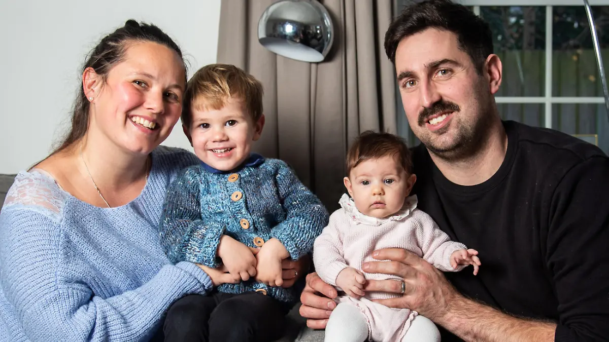 Karen und James Marks mit ihren Zwillingen Cameron und Isabella