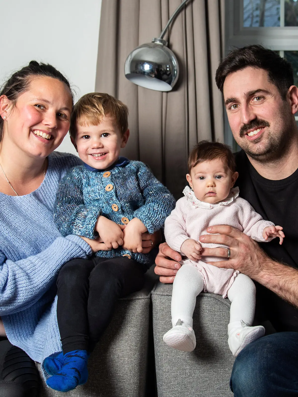 Karen und James Marks mit ihren Zwillingen Cameron und Isabella