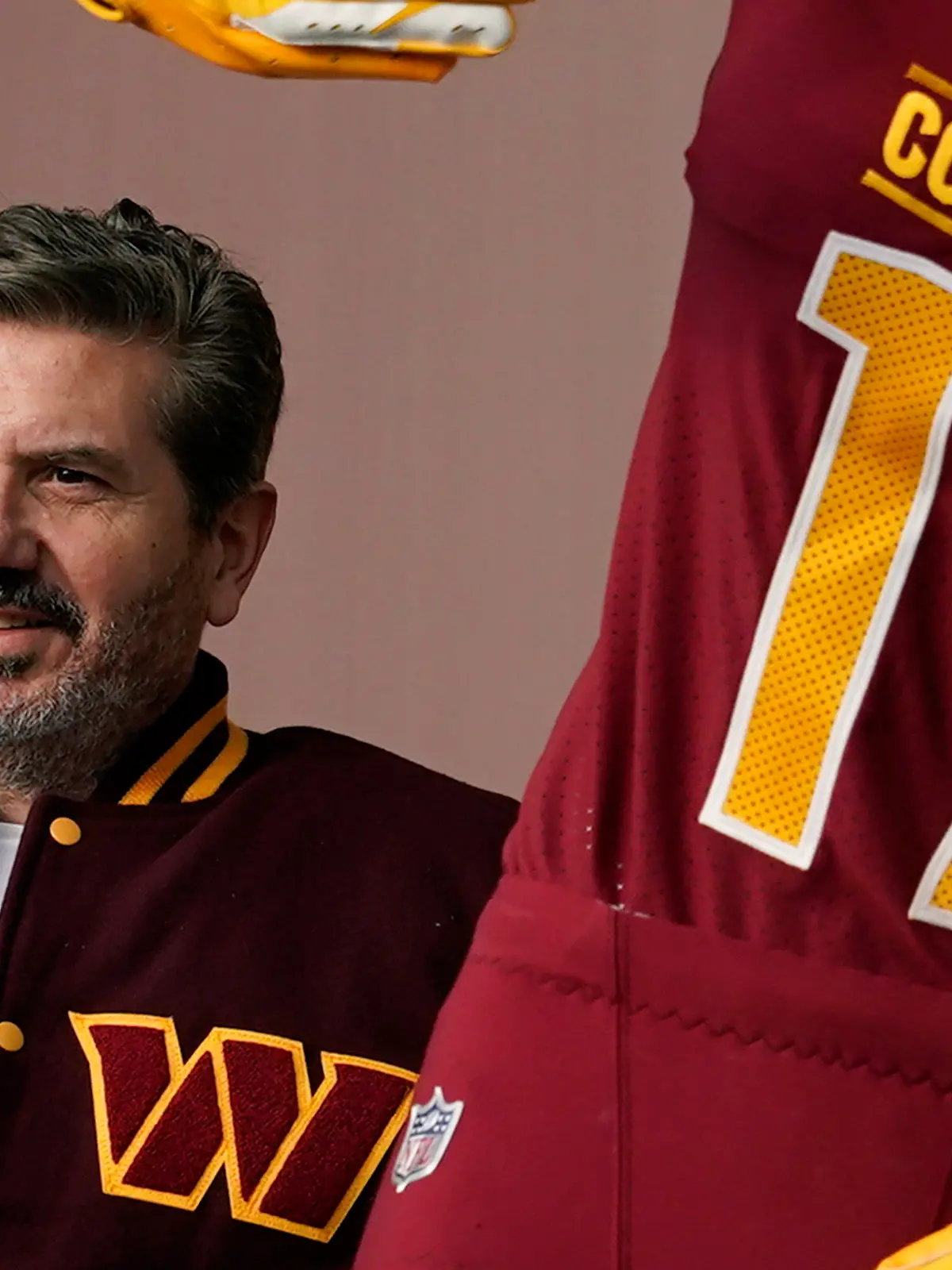 ARCHIV - 02.02.2022, USA, Landover: Dan Snyder von den Washington Commanders während einer Veranstaltung zur Enthüllung des neuen Unternehmensauftritts des NFL-Football-Teams. Medienberichten zufolge soll das Team für eine Rekordsumme verkauft werden. (zu dpa: «Medien: NFL-Team Washington Commanders wird verkauft») Foto: Patrick Semansky/AP/dpa +++ dpa-Bildfunk +++