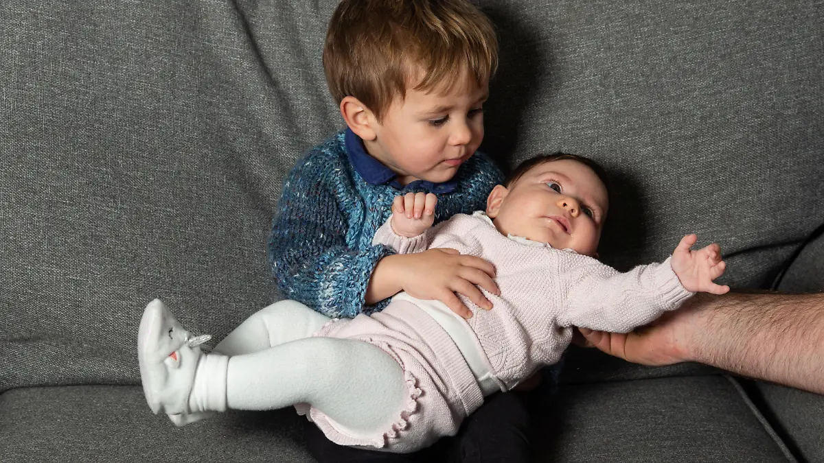 Cameron mit Zwillingsschwester Isabella