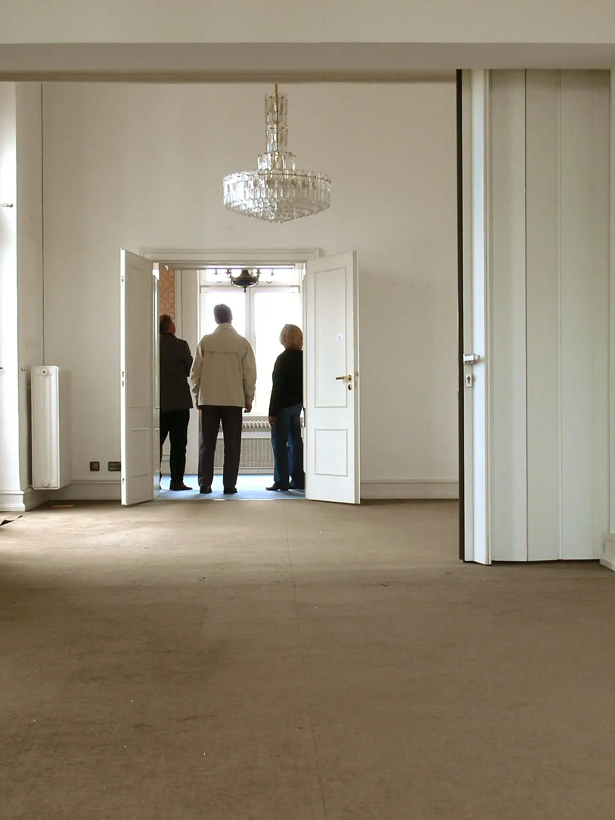 Leerstehende Villa. Interessenten besichtigen die großzügigen leeren Räume. Bonn, Nordrhein-Westfalen, Deutschland, 20.05.2006