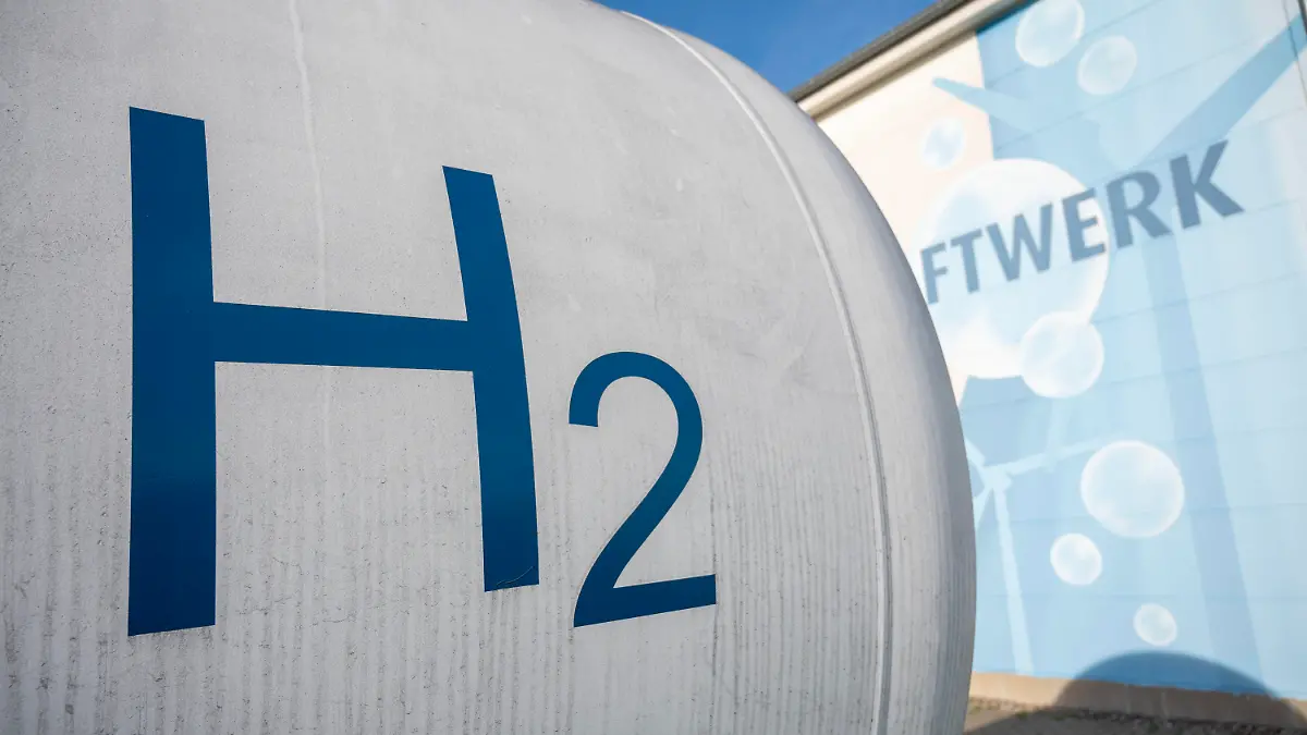 ARCHIV - 17.10.2022, Brandenburg, Prenzlau: Auf dem Gelände des Energieunternehmens Enertrag steht ein Wasserstoffbehälter. Die Energieminister der Länder drängen auf einen beschleunigten Aufbau der Wasserstoffwirtschaft in Deutschland. Auf der Konferenz der Ressortchefs in Merseburg (Sachsen-Anhalt) sollen dazu am Donnerstag mehrere Anträge beraten werden. (zu dpa: «Energieminister nehmen Wasserstoff und Industriestrom in den Blick») Foto: Christophe Gateau/dpa +++ dpa-Bildfunk +++