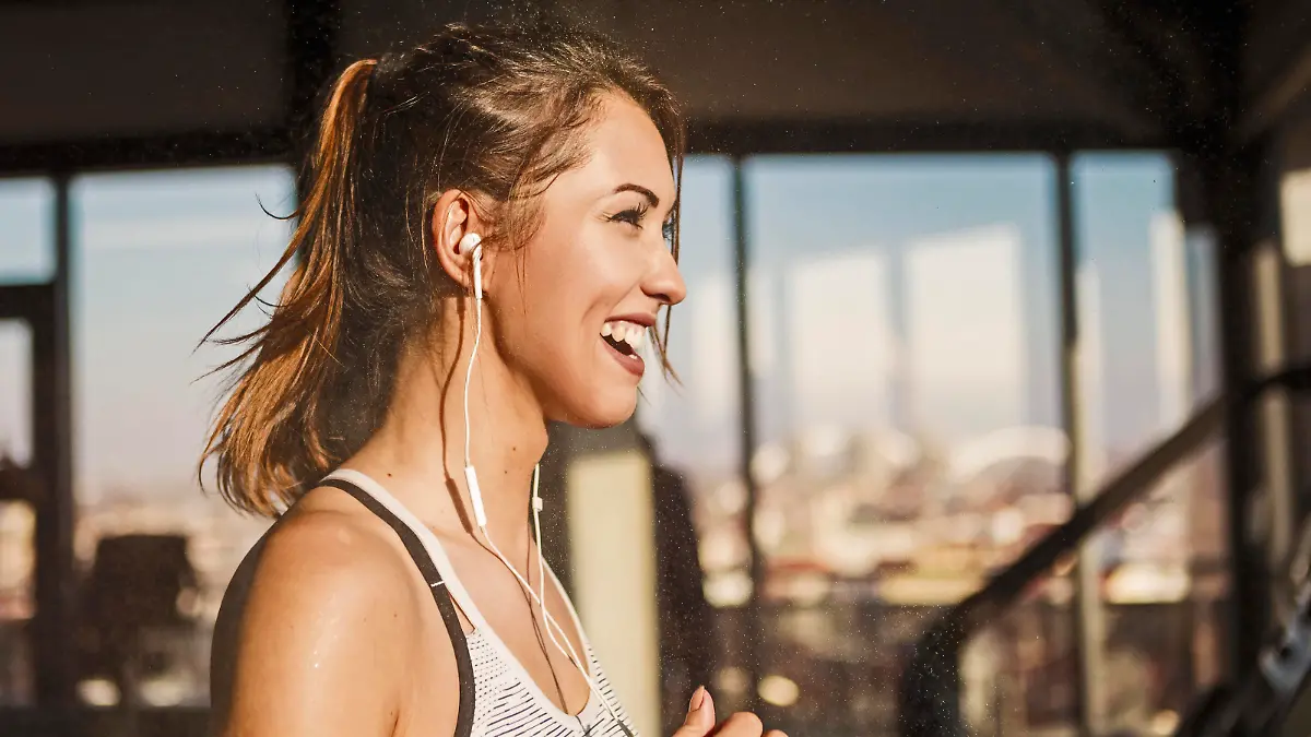 Eine Frau macht Sport im Fitnessstudio.