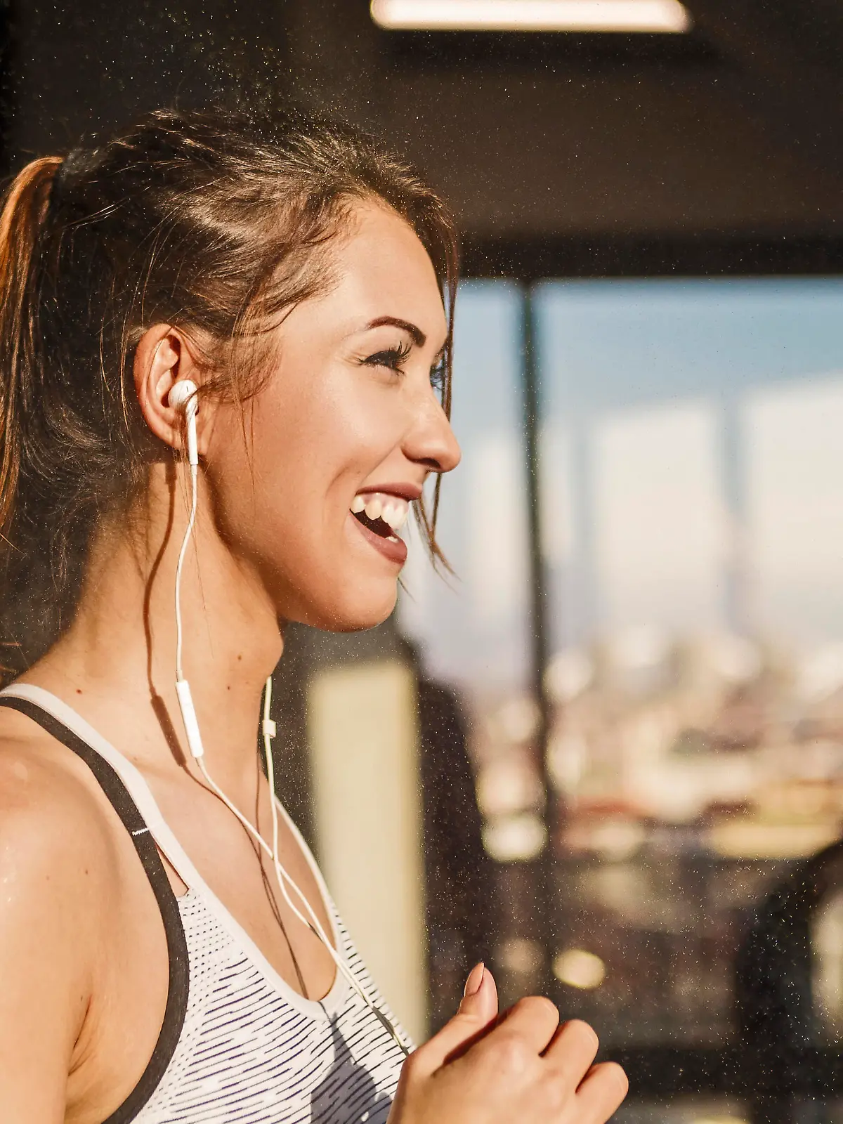 Eine Frau macht Sport im Fitnessstudio.