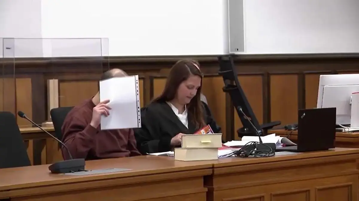 31-Jähriger hält sich im Landgericht Kleve Papier vors Gesicht.  Für seine Taten schämt er sich sehr.