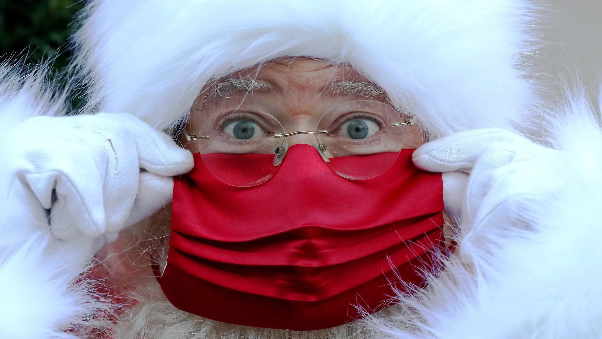 05.11.2020, Großbritannien, London: Der am ersten Tag des Teil-Lockdowns vorgestellte neue Weihnachtsmann des Kaufhauses Selfridges trägt aufgrund der Corona-Pandemie eine rote Gesichtsmaske. Foto: Jonathan Brady/PA Wire/dpa +++ dpa-Bildfunk +++