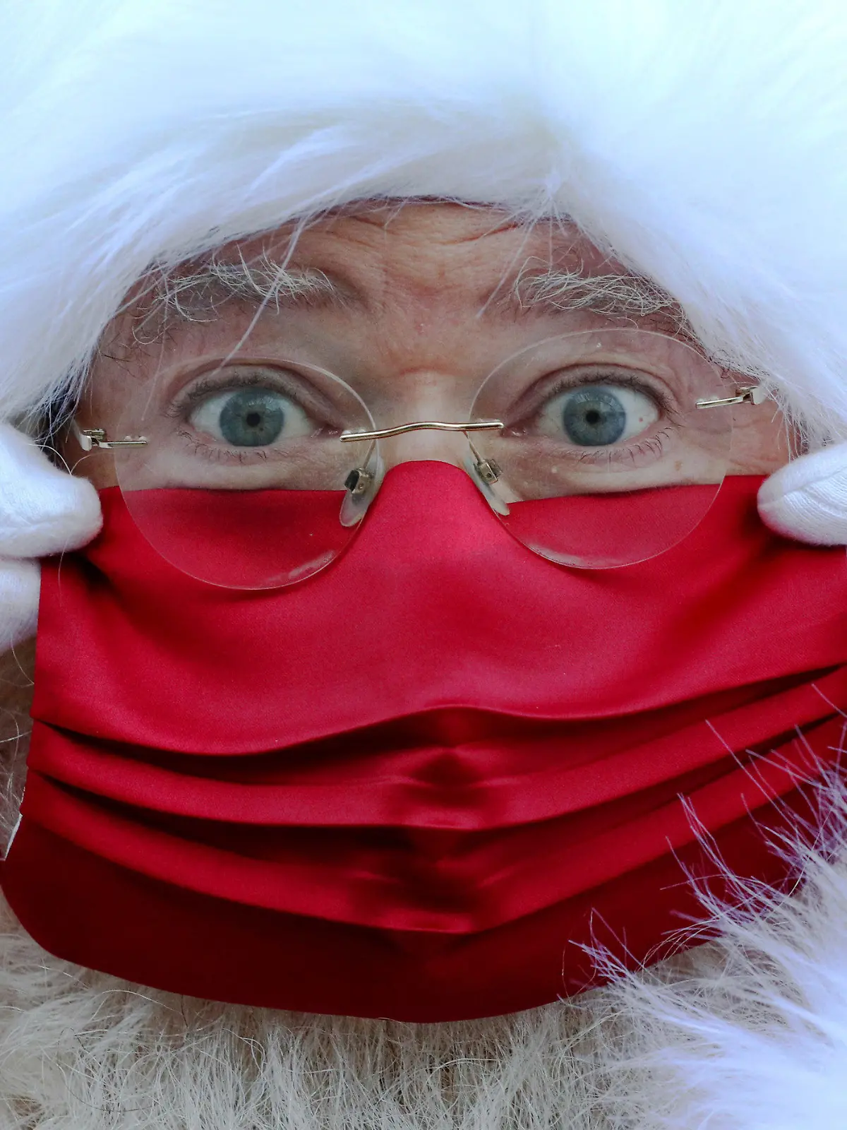05.11.2020, Großbritannien, London: Der am ersten Tag des Teil-Lockdowns vorgestellte neue Weihnachtsmann des Kaufhauses Selfridges trägt aufgrund der Corona-Pandemie eine rote Gesichtsmaske. Foto: Jonathan Brady/PA Wire/dpa +++ dpa-Bildfunk +++