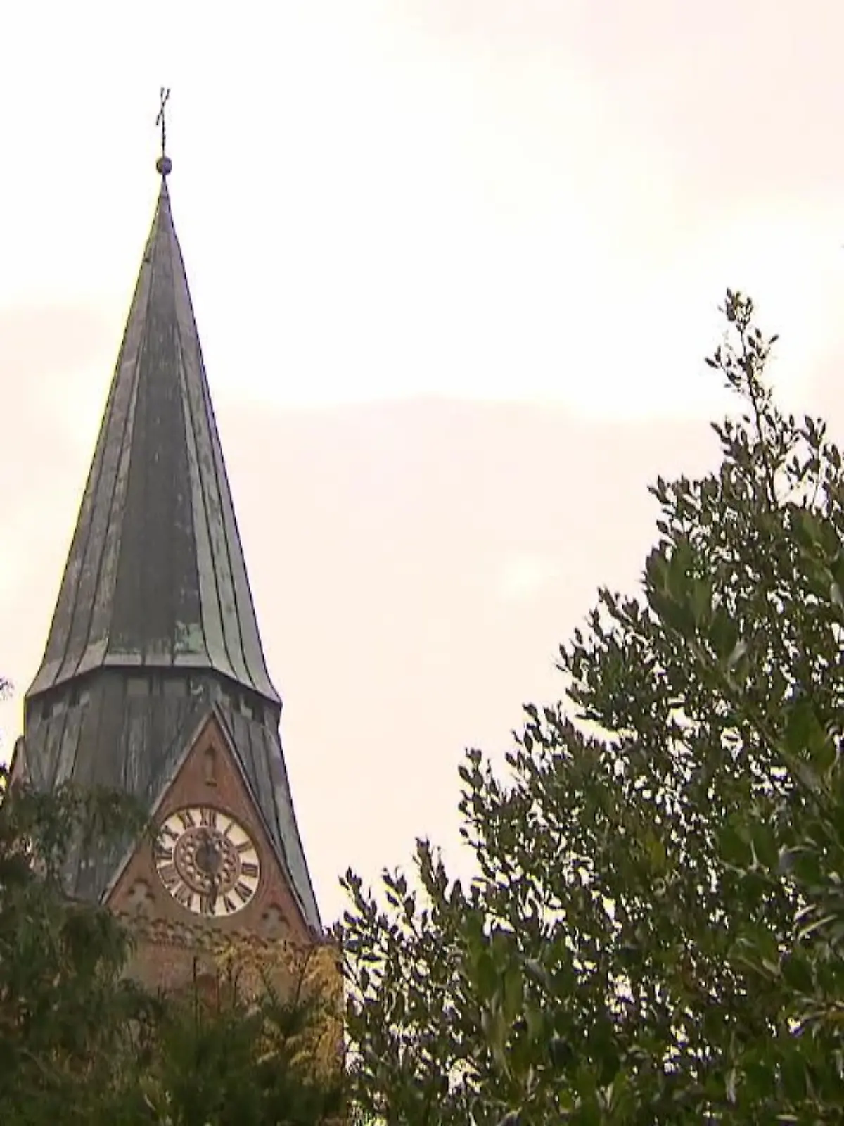 Seit der Reparatur der Kirchturmuhr von Bad Bederkesa in Niedersachsen läuten die Kirchenglocken alle 15 Minuten. Das sind insgesamt 396 Mal am Tag - und in der Nacht. Einigen Nachbarn raubt das nicht nur den Schlaf, sondern auch den letzten Nerv.