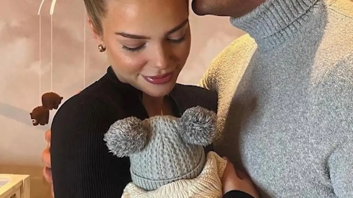 Ganz Papa Pietro! Der kleine Leano Romeo ist der ganze Stolz seiner Eltern. Laura Maria Rypa fühlt sich in ihrer Mama-Rolle gerade so richtig wohl und will das auch mit ihren Fans teilen
