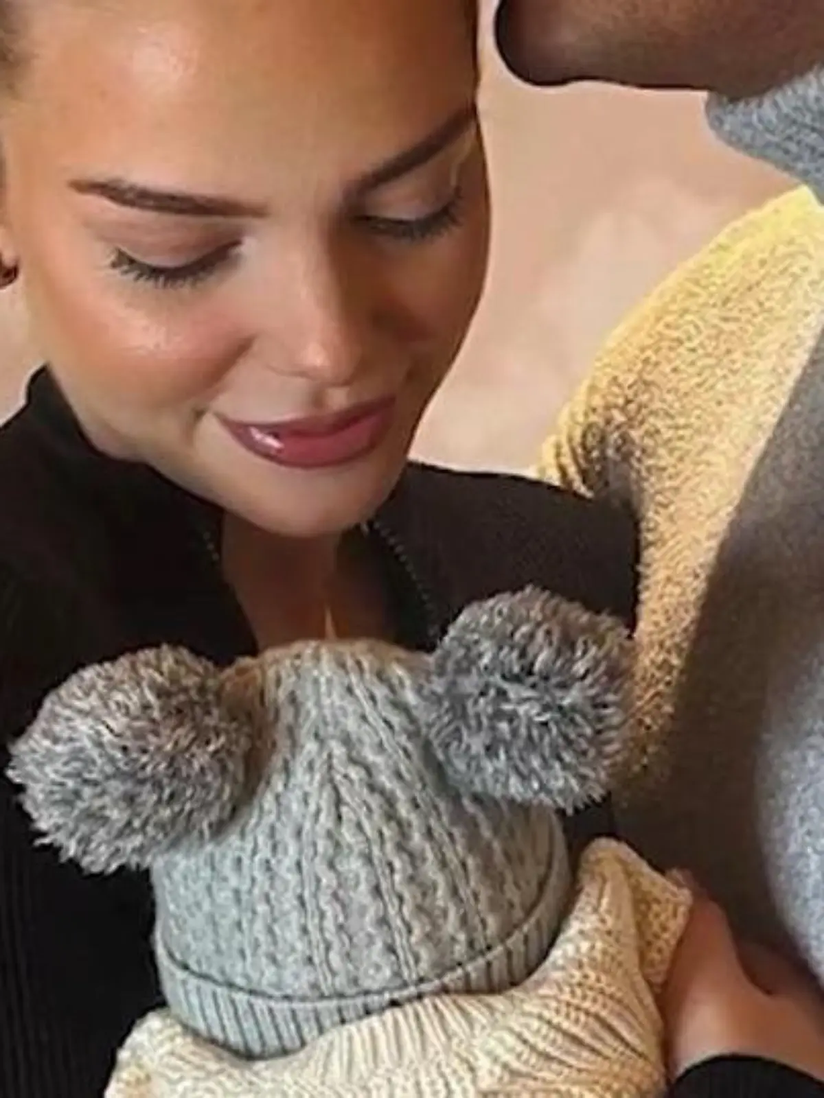 Ganz Papa Pietro! Der kleine Leano Romeo ist der ganze Stolz seiner Eltern. Laura Maria Rypa fühlt sich in ihrer Mama-Rolle gerade so richtig wohl und will das auch mit ihren Fans teilen