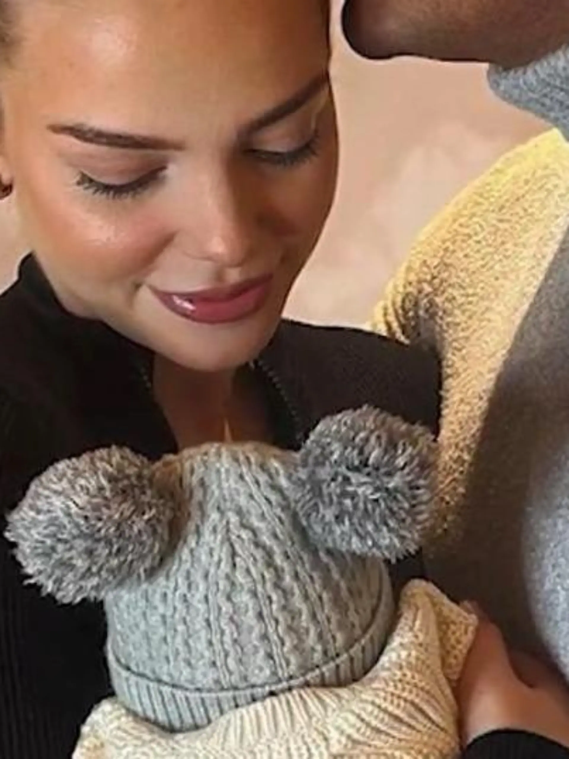 Ganz Papa Pietro! Der kleine Leano Romeo ist der ganze Stolz seiner Eltern. Laura Maria Rypa fühlt sich in ihrer Mama-Rolle gerade so richtig wohl und will das auch mit ihren Fans teilen
