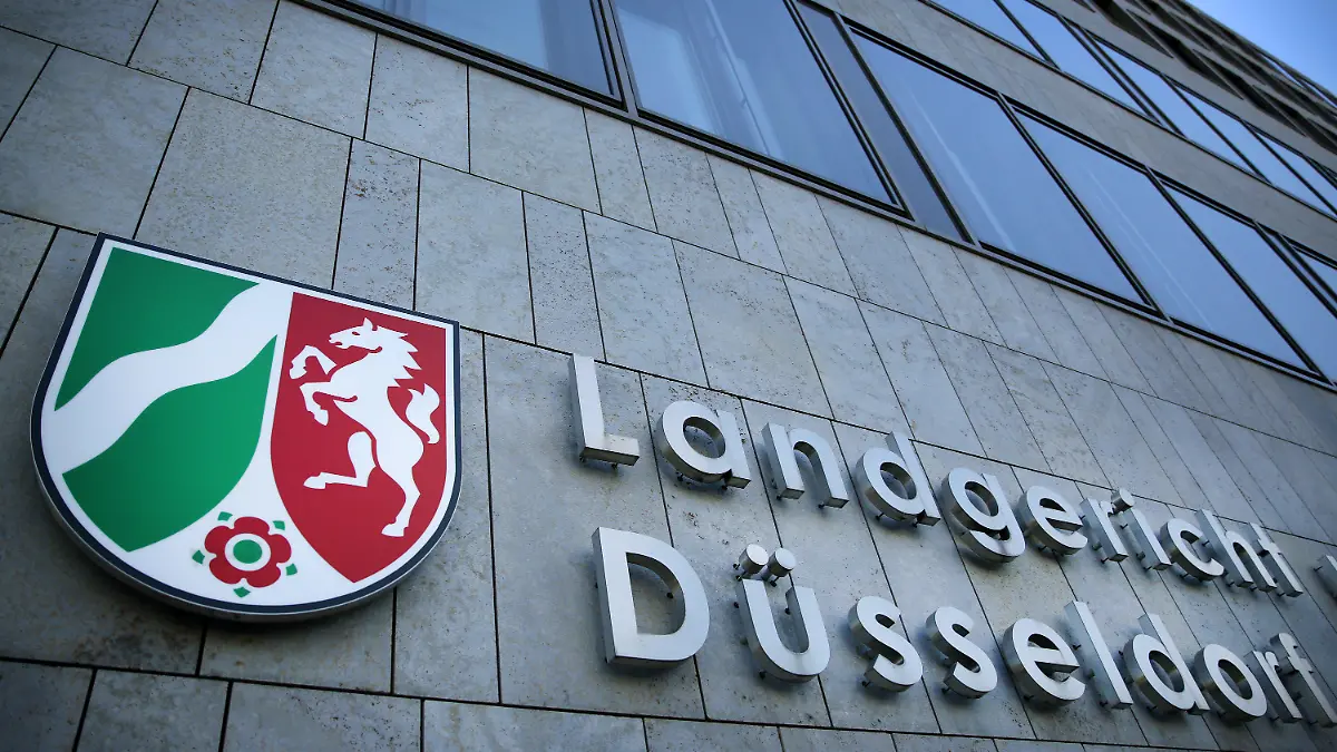 ARCHIV - Die Aufschrift " Landgericht Düsseldorf" am 20.08.2014 in Düsseldorf (Nordrhein-Westfalen) am Gebäude des Landgerichtes auf der Werdener Strasse. In Düsseldorfer Behördenkantinen ist mit Fäkal-Bakterien verseuchtes Fleisch sichergestellt worden. Es werde gegen einen Kantinenpächter ermittelt. Polizisten wurden in der Kantine des Düsseldorfer Landgerichts, des Landeskriminalamts, des statistischen Landesamts und in einer Kantine der Stadtverwaltung vorstellig. Die «Bild»-Zeitung hatte zuerst über den Fall berichtet.  Foto: Martin Gerten/dpa +++(c) dpa - Bildfunk+++