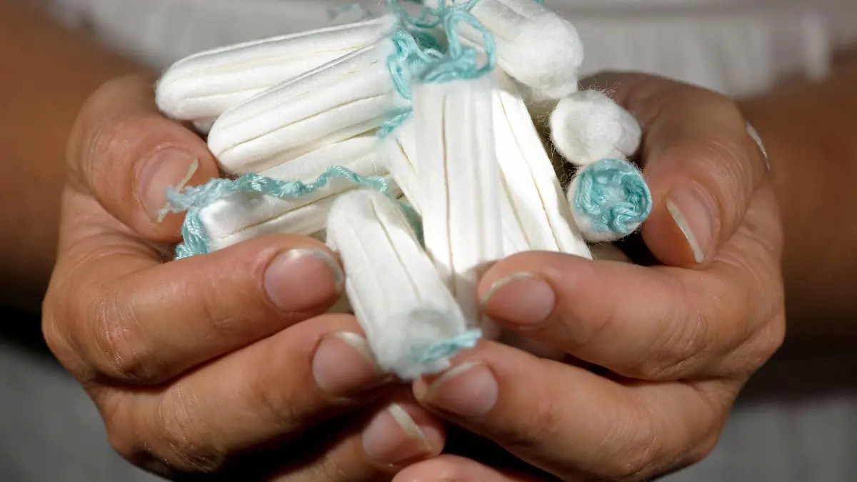 ILLUSTRATION - Eine Frau hält am 10.07.2010 Tampons in ihren Händen.