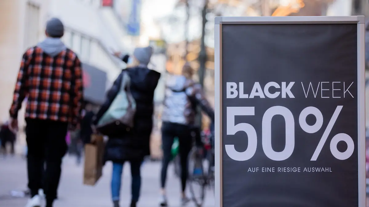 23.11.2020, Nordrhein-Westfalen, Köln: "Black Week 50%" steht auf einem Aufsteller vor einem Geschäft auf der Hohe Straße. Der Black Friday, der eigentlich erst am 27.11. ist, hat bereits in den Innenstädten unter vielen verschiedenen Begriffen wie "Black Week", "Black Days" begonnen. Foto: Rolf Vennenbernd/dpa +++ dpa-Bildfunk +++