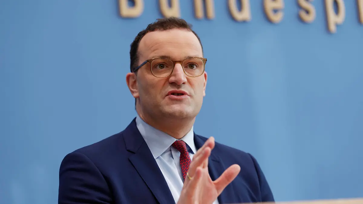 Jens Spahn 2020-11-13, Berlin, Deutschland - Bundespressekonferenz: Jens Spahn CDU, Bundesgesundheitsminister, legt gemeinsam mit der Bundesfamilienministerin und dem Bundesarbeitsminister den Zwischenbericht zur Konzertierten Aktion Pflege vor. *** Jens Spahn 2020 11 13, Berlin, Germany Federal press conference Jens Spahn CDU , Federal Minister of Health, together with the Federal Minister of Family Affairs and the Federal Minister of Labour, presents the interim report on the Concerted Action on Care