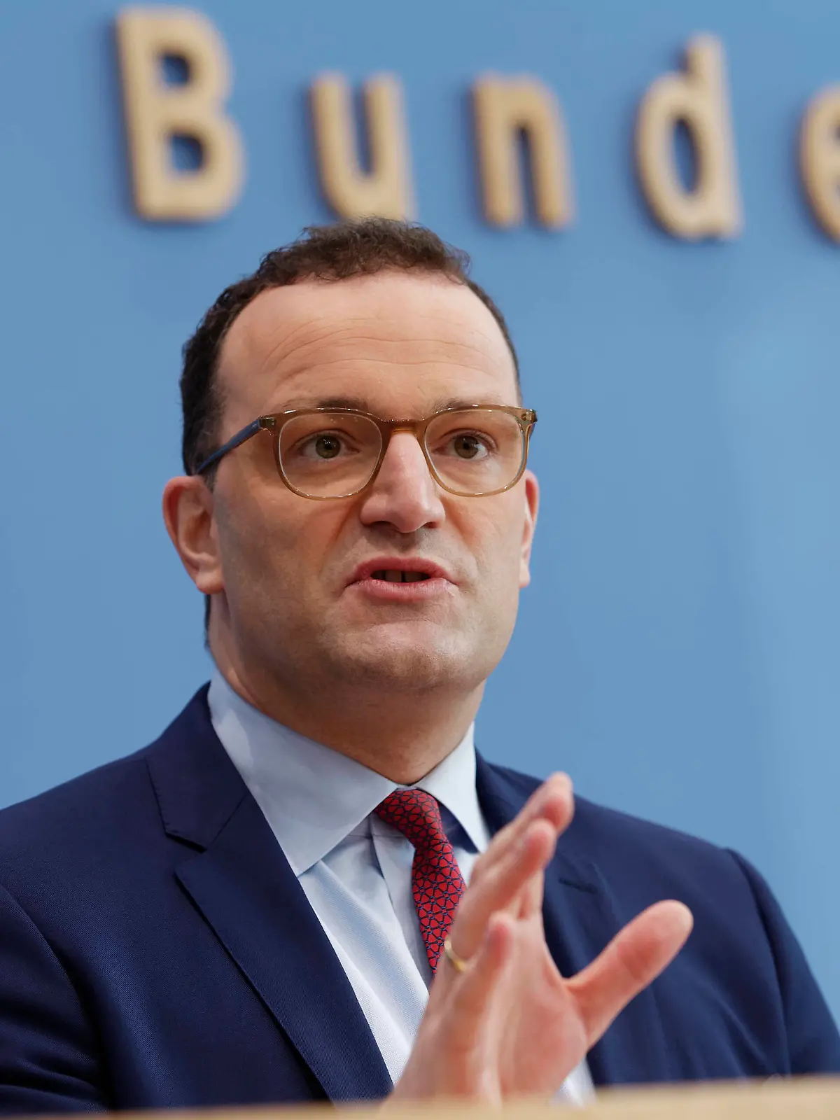  Jens Spahn 2020-11-13, Berlin, Deutschland - Bundespressekonferenz: Jens Spahn CDU, Bundesgesundheitsminister, legt gemeinsam mit der Bundesfamilienministerin und dem Bundesarbeitsminister den Zwischenbericht zur Konzertierten Aktion Pflege vor. *** Jens Spahn 2020 11 13, Berlin, Germany Federal press conference Jens Spahn CDU , Federal Minister of Health, together with the Federal Minister of Family Affairs and the Federal Minister of Labour, presents the interim report on the Concerted Action on Care